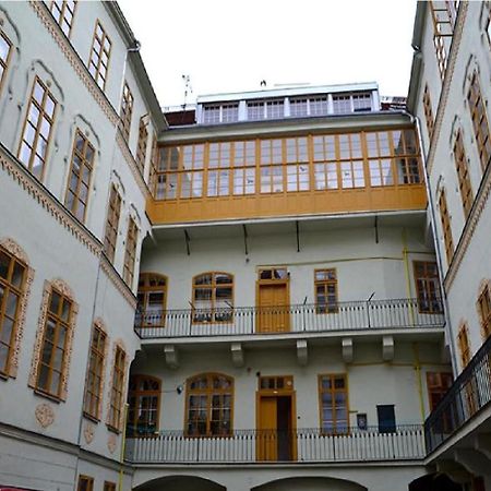 Ruterra Apartment Charles Bridge Прага Экстерьер фото